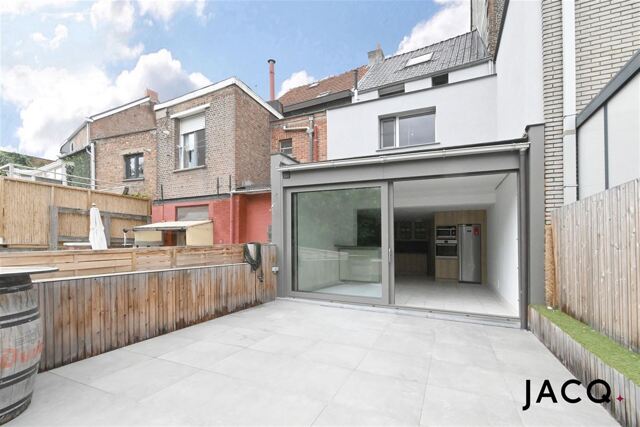 Gezellige rijwoning met 3 slpk's, zuid-oost tuin met terras en 2 staanplaatsen!
