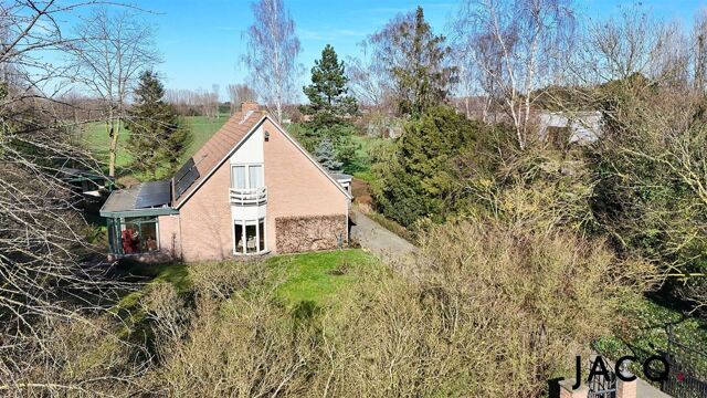 Charmante villa met 3 slpk's op een perceel van 1458m²!